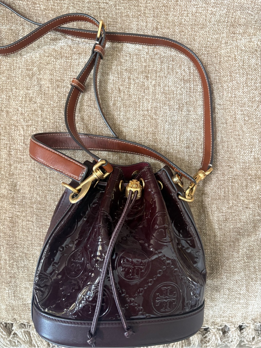 VGUC Tory Burch T Monogram Patent Embossed Bucket Bag Albarossa Deep Wine - Picture 2 of 10